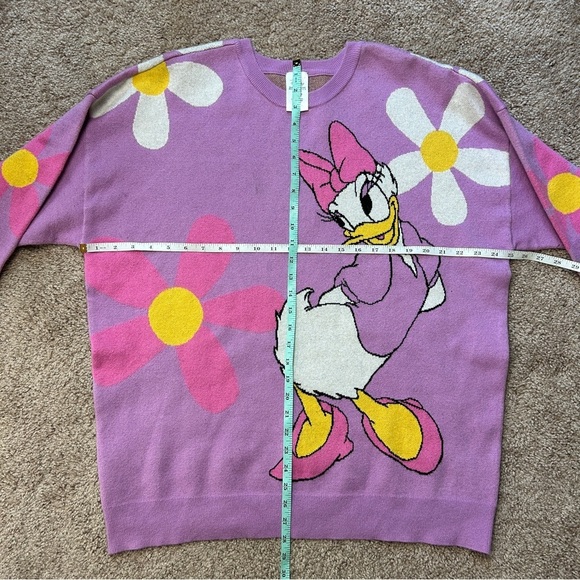 Disney Daisy Duck White and Pink Flowers Lilac Purple Sweater Size XL - Picture 7 of 9